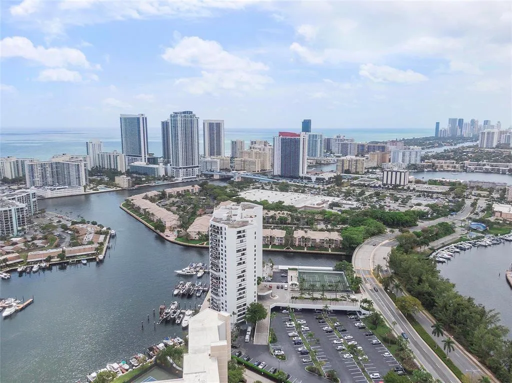 300 THREE ISLANDS Boulevard #306