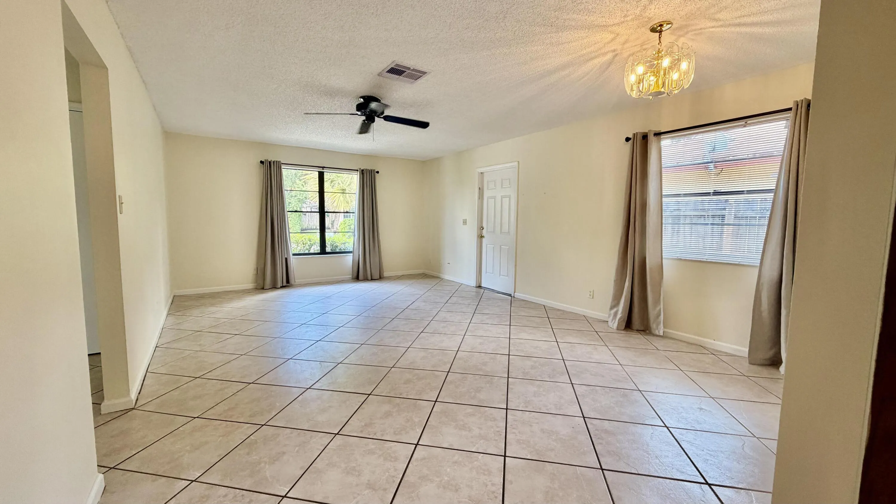 9121 E HIGHLAND PINES Drive