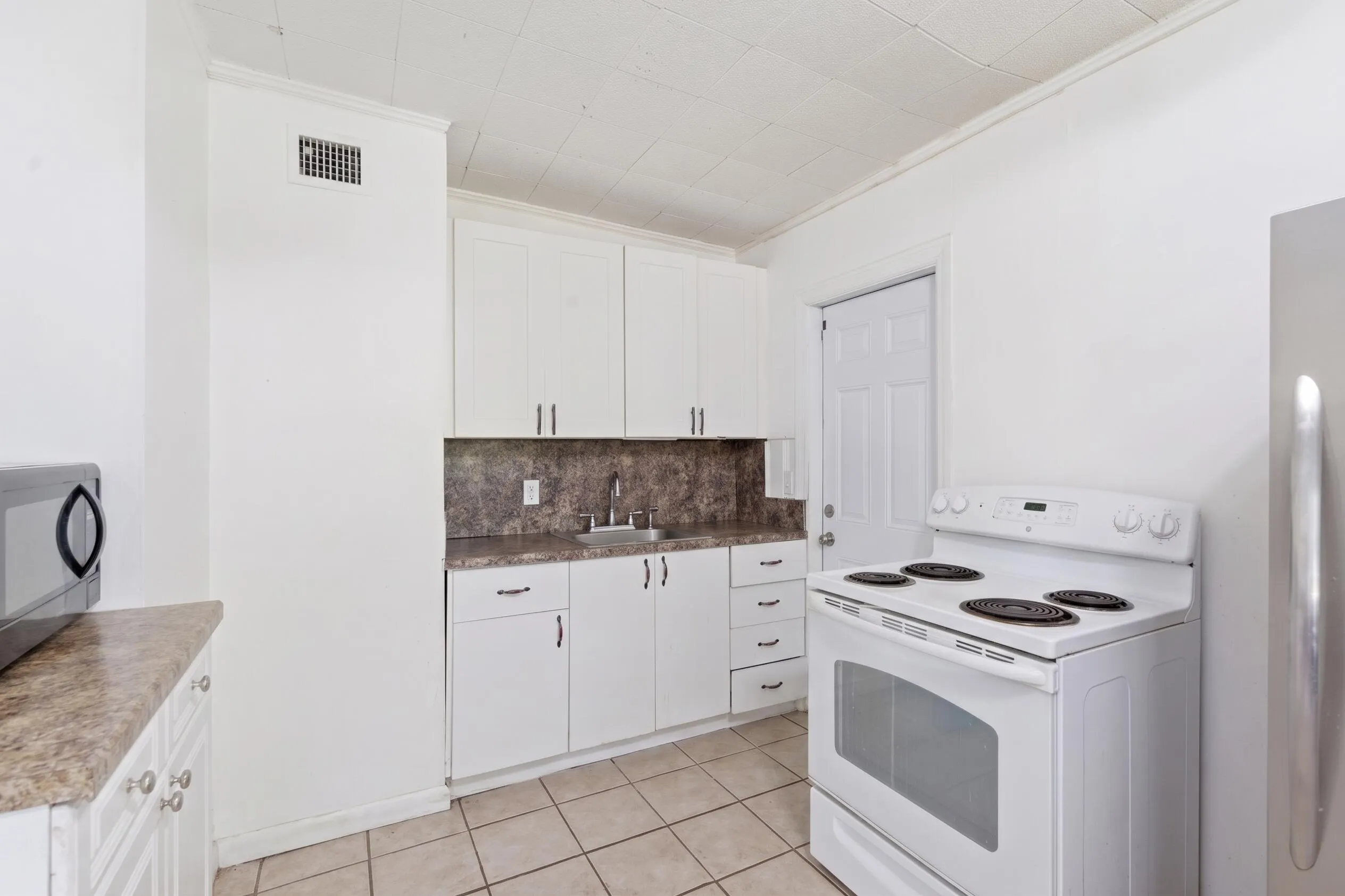 1064 HIGHVIEW Road