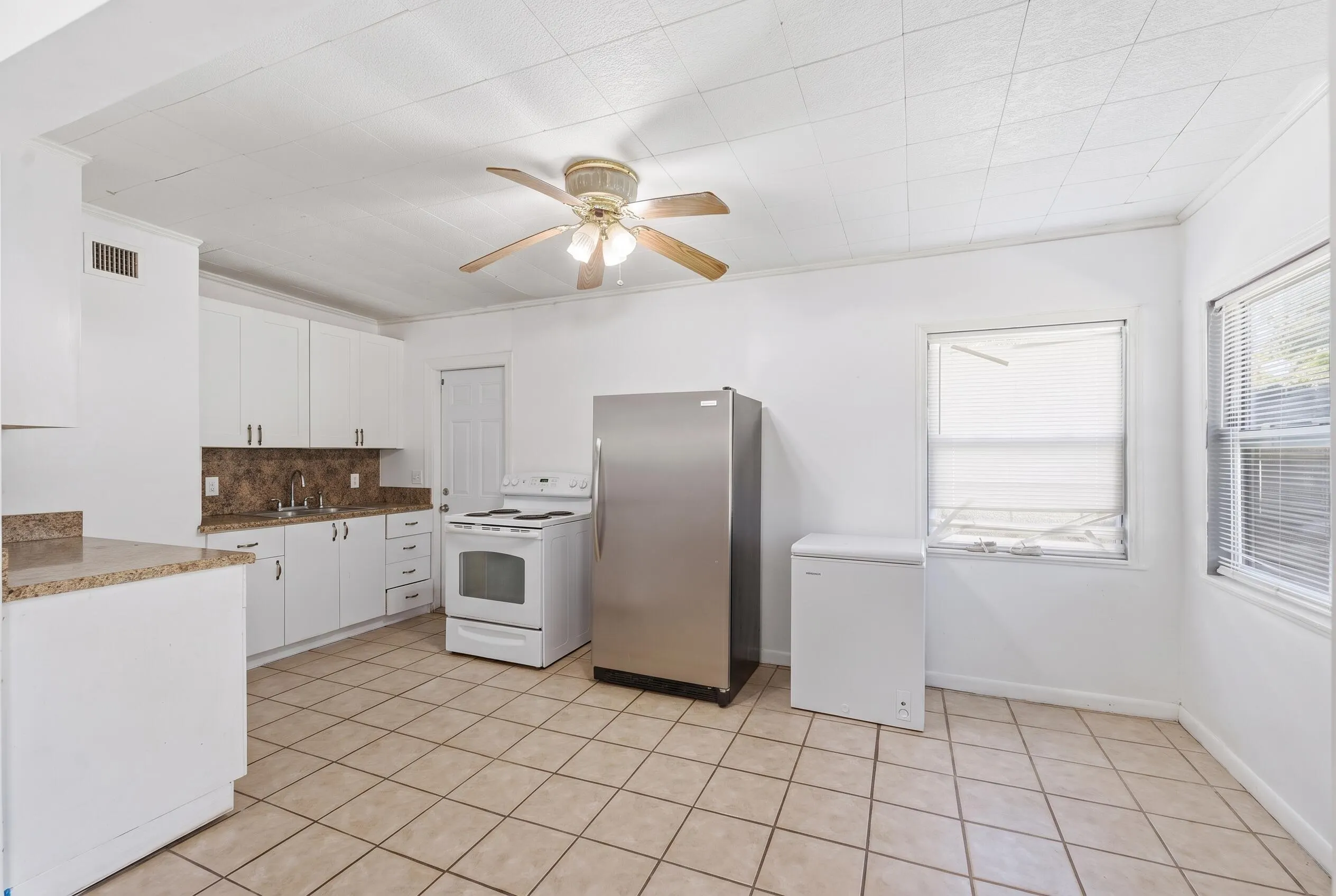 1064 HIGHVIEW Road