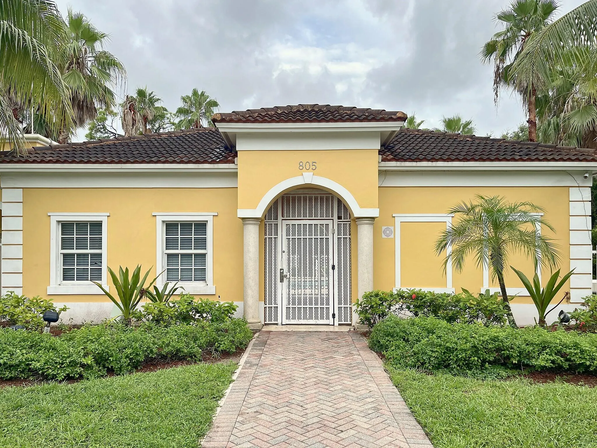 864 PIPERS CAY Drive #157