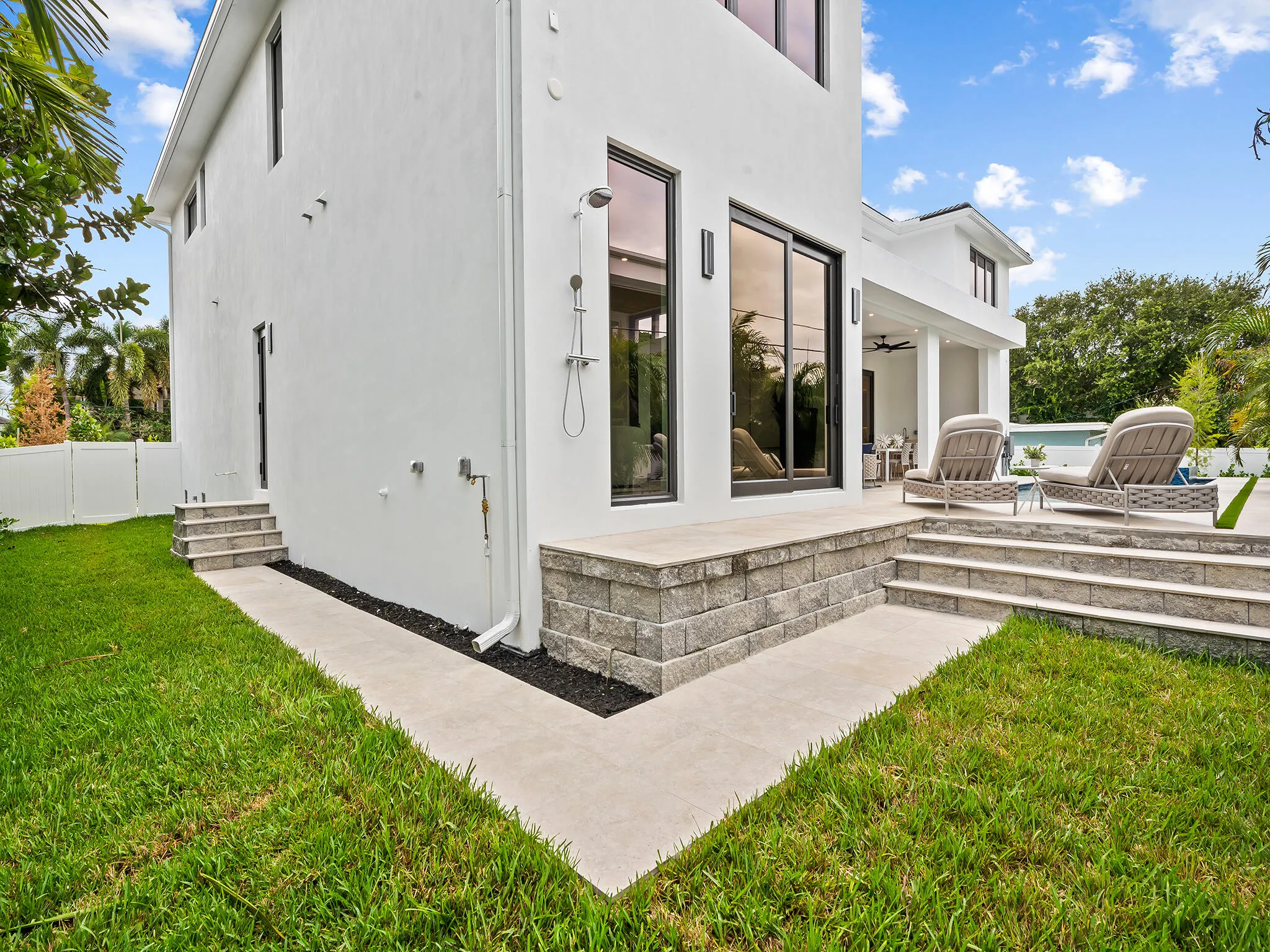 2737 NE 18th Street