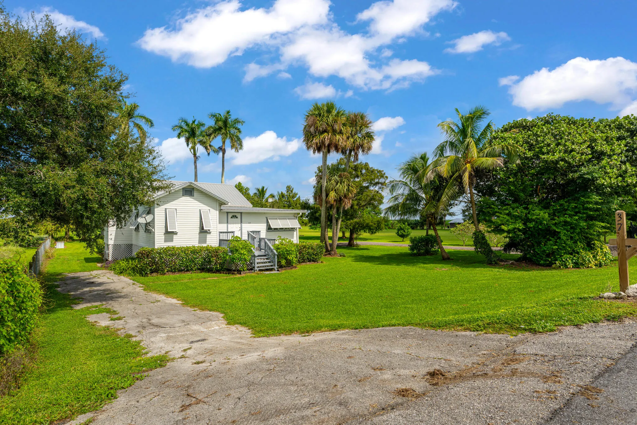 37 E CORKSCREW Boulevard