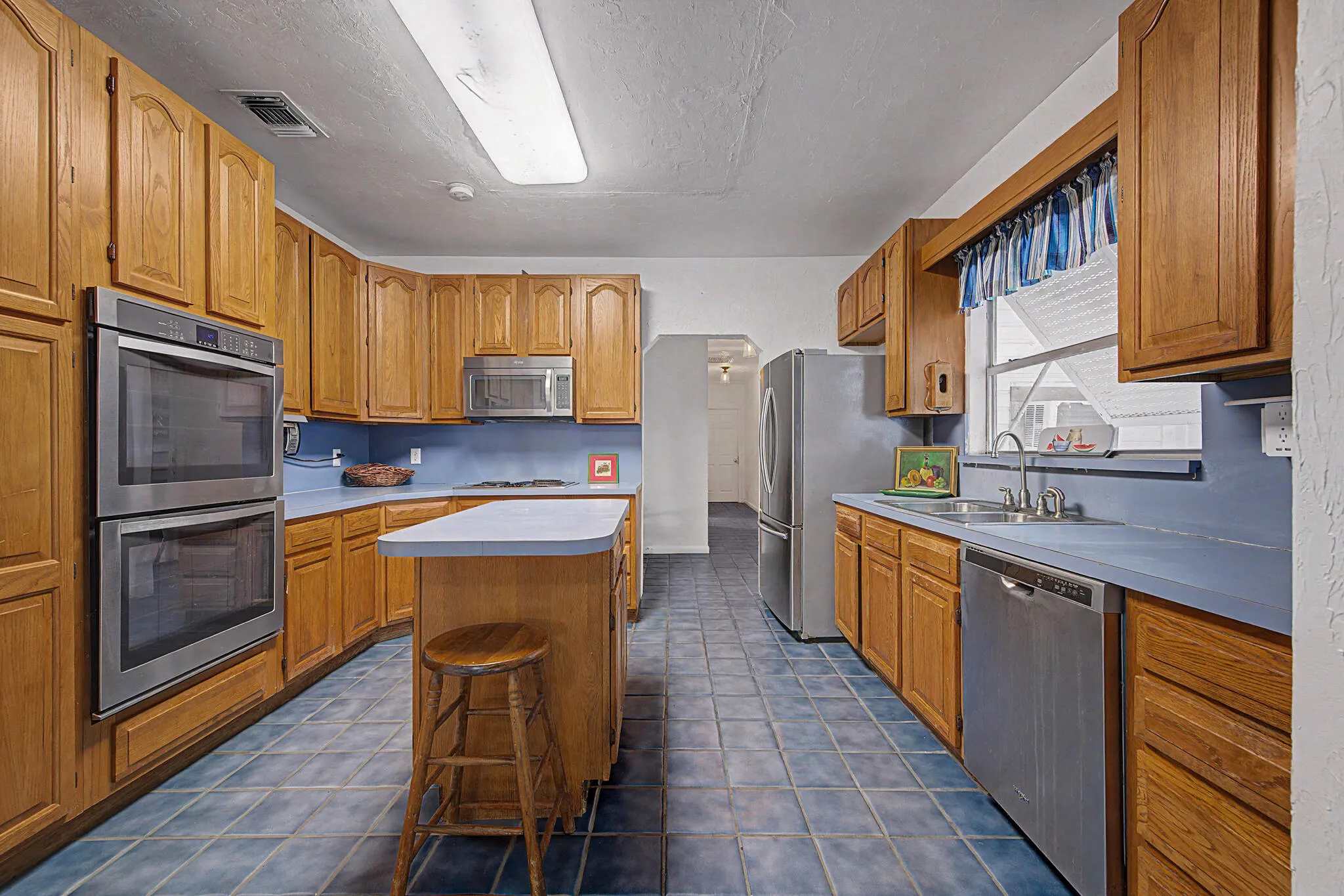 37 E CORKSCREW Boulevard