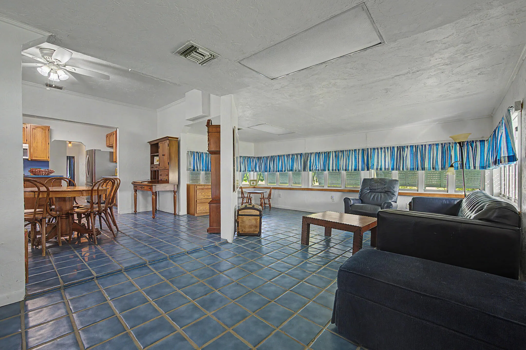 37 E CORKSCREW Boulevard