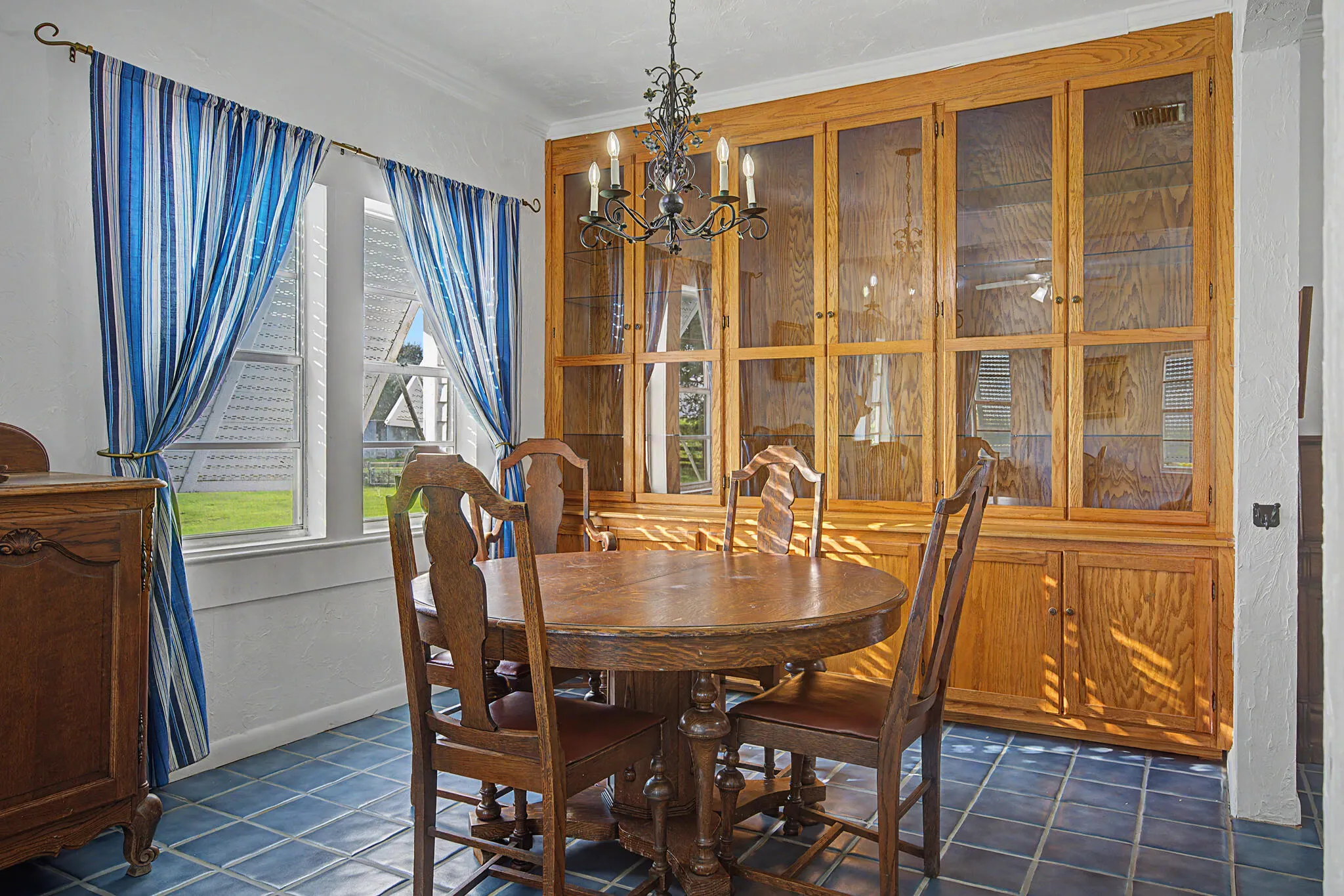 37 E CORKSCREW Boulevard