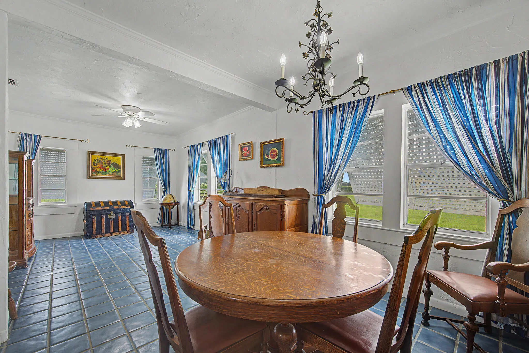 37 E CORKSCREW Boulevard