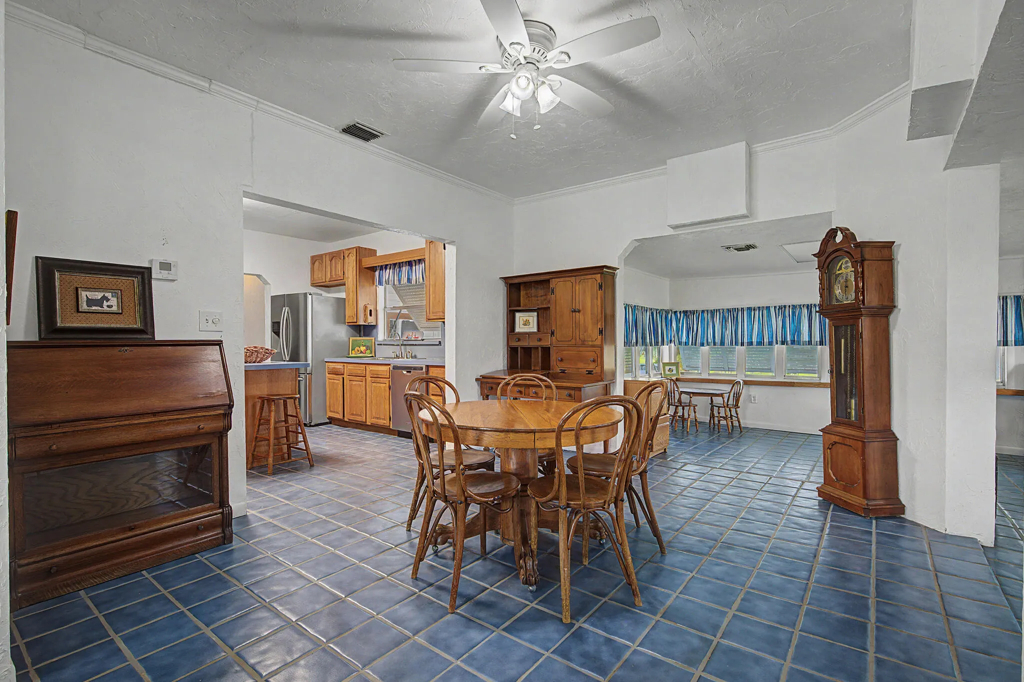 37 E CORKSCREW Boulevard