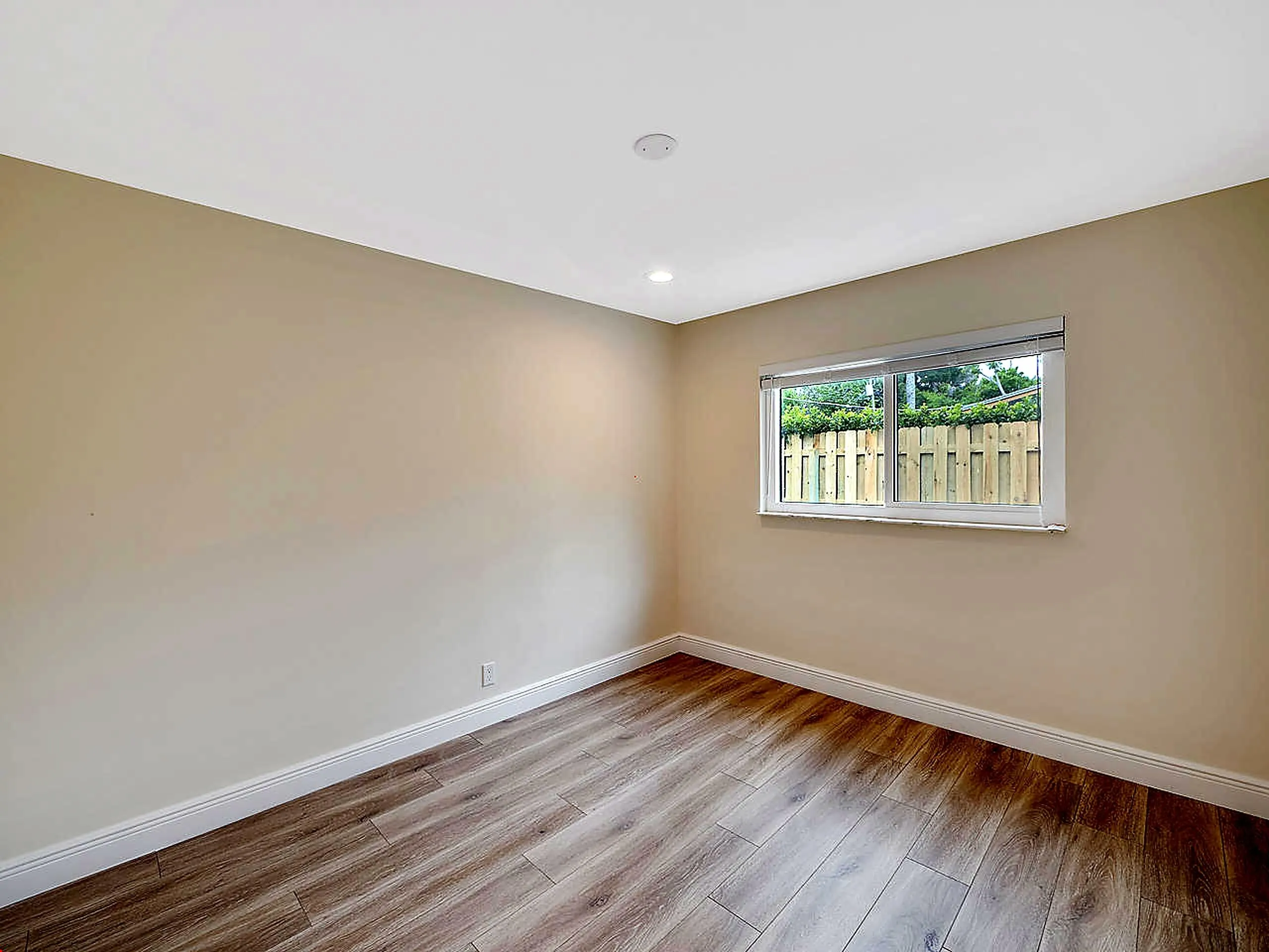 976 SW 37TH Street