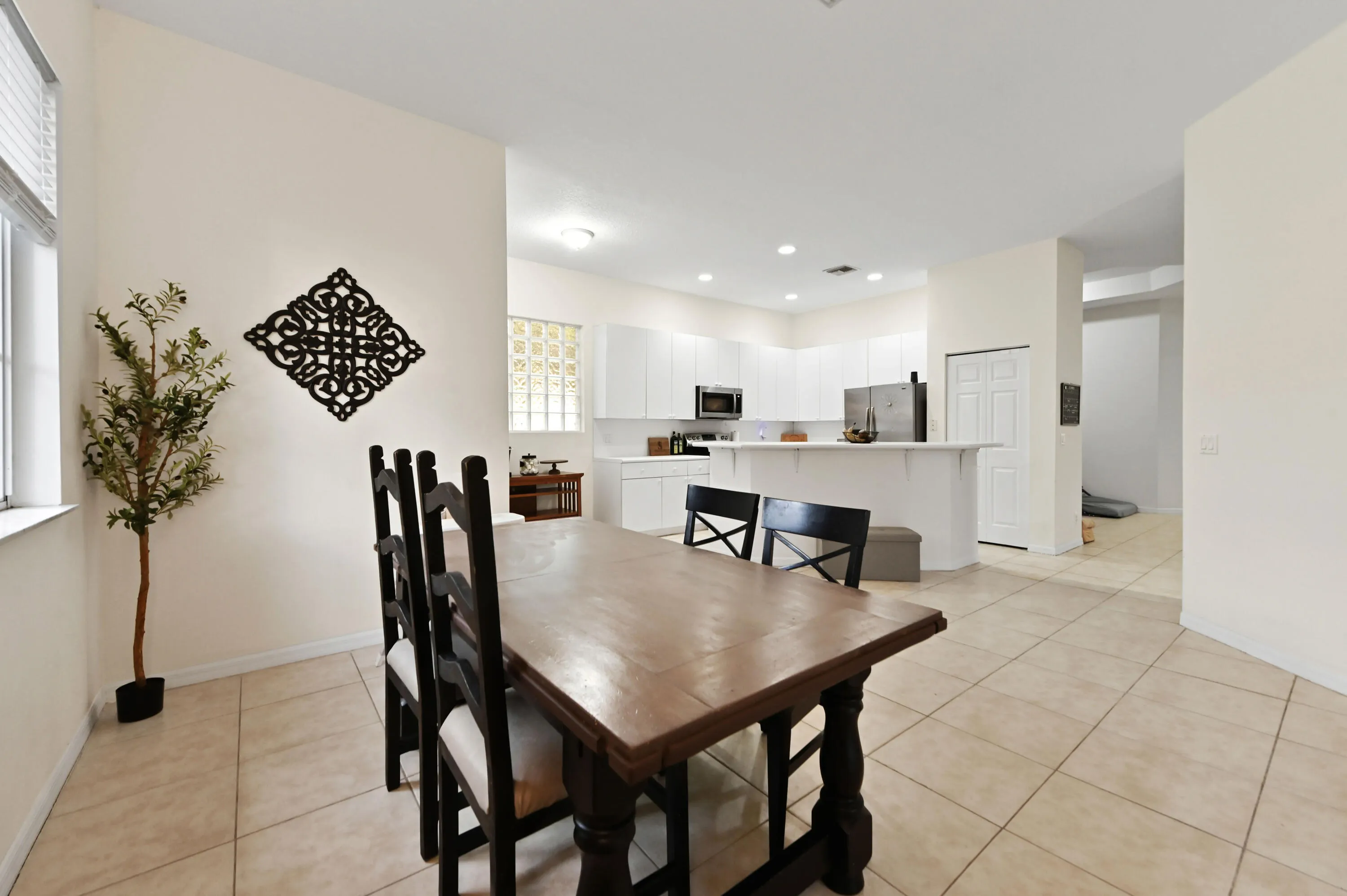 8829 S San Andros