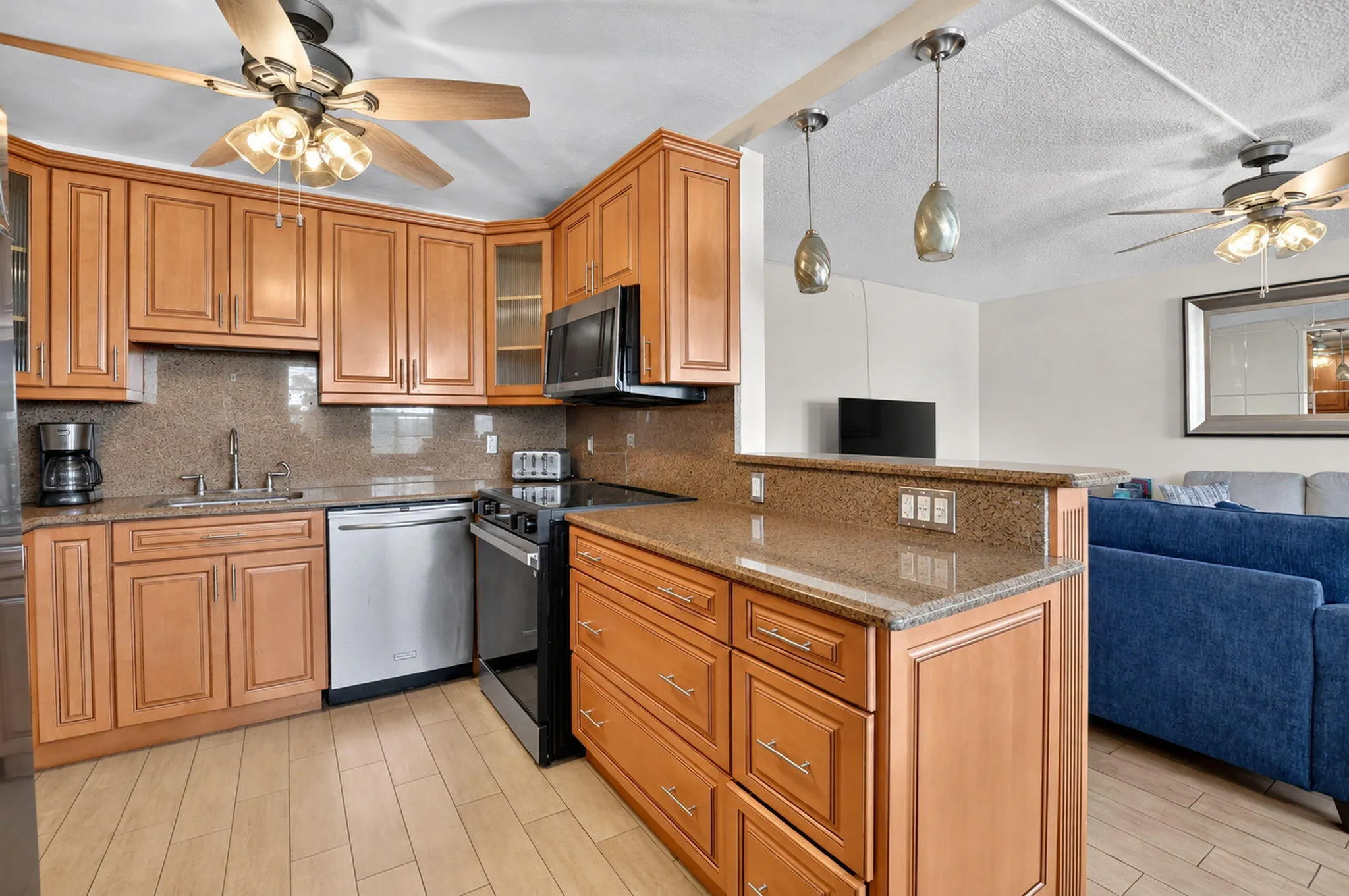 1055 Lyndhurst K