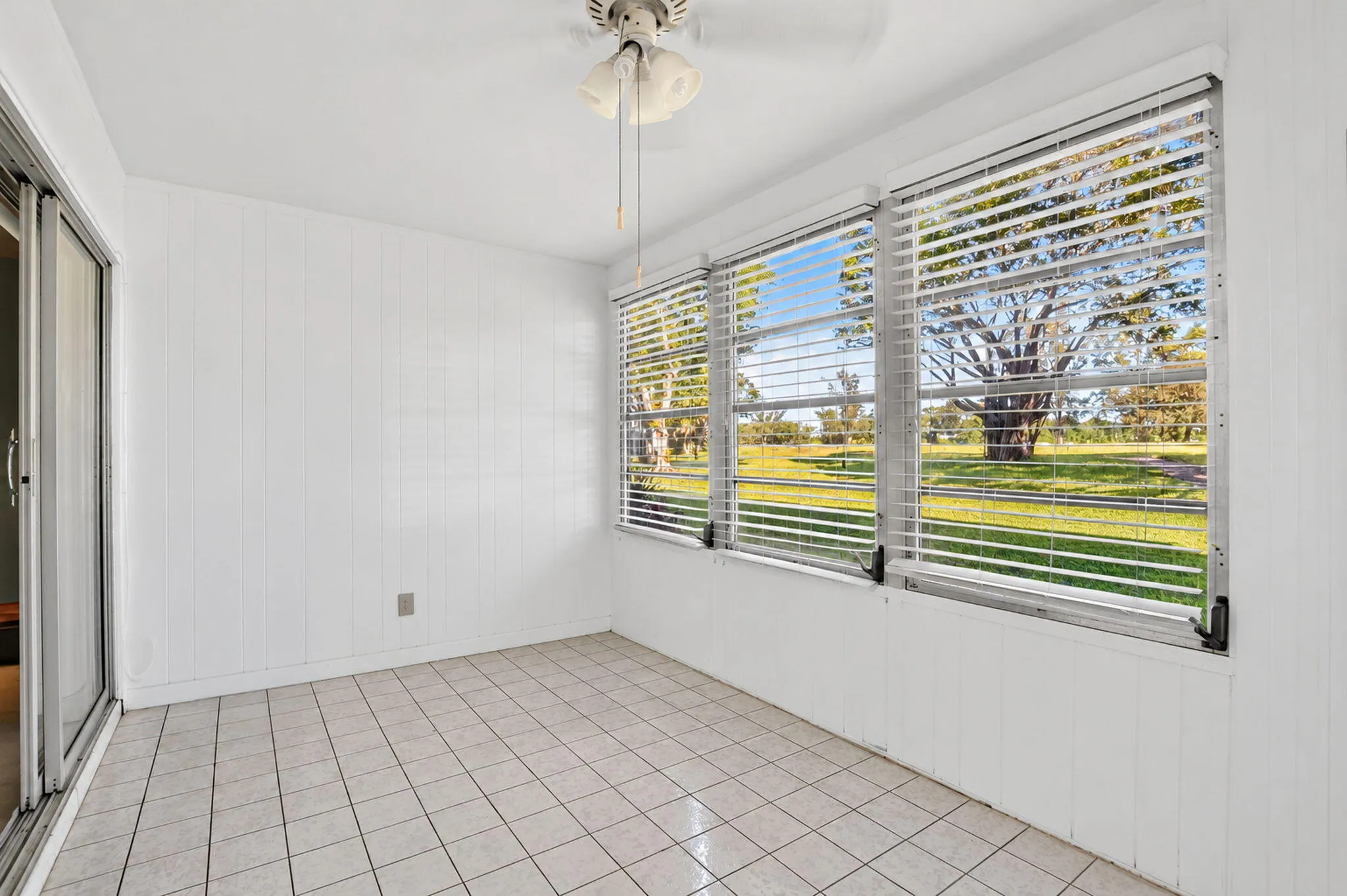 1055 Lyndhurst K