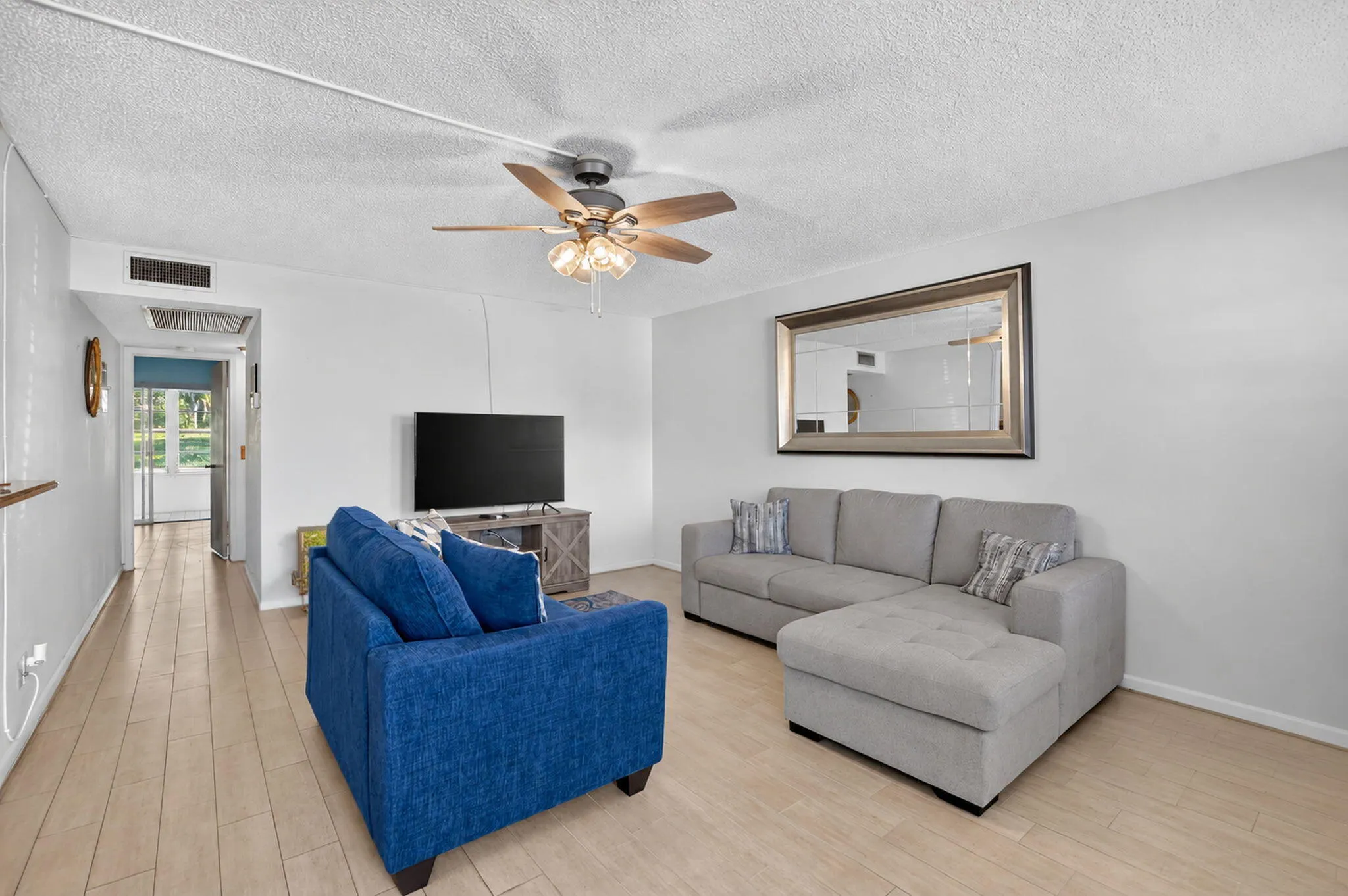 1055 Lyndhurst K