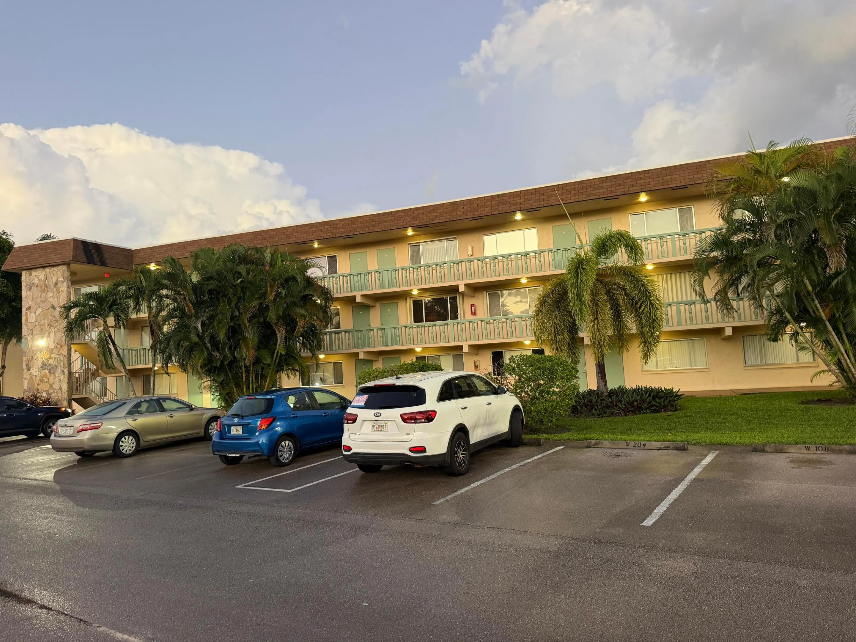 400 VILLAGE GREEN Circle W #205