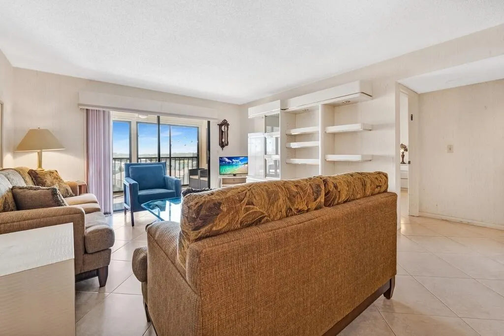 7260 KINGHURST Drive #502