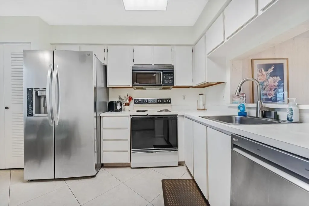 7260 KINGHURST Drive #502