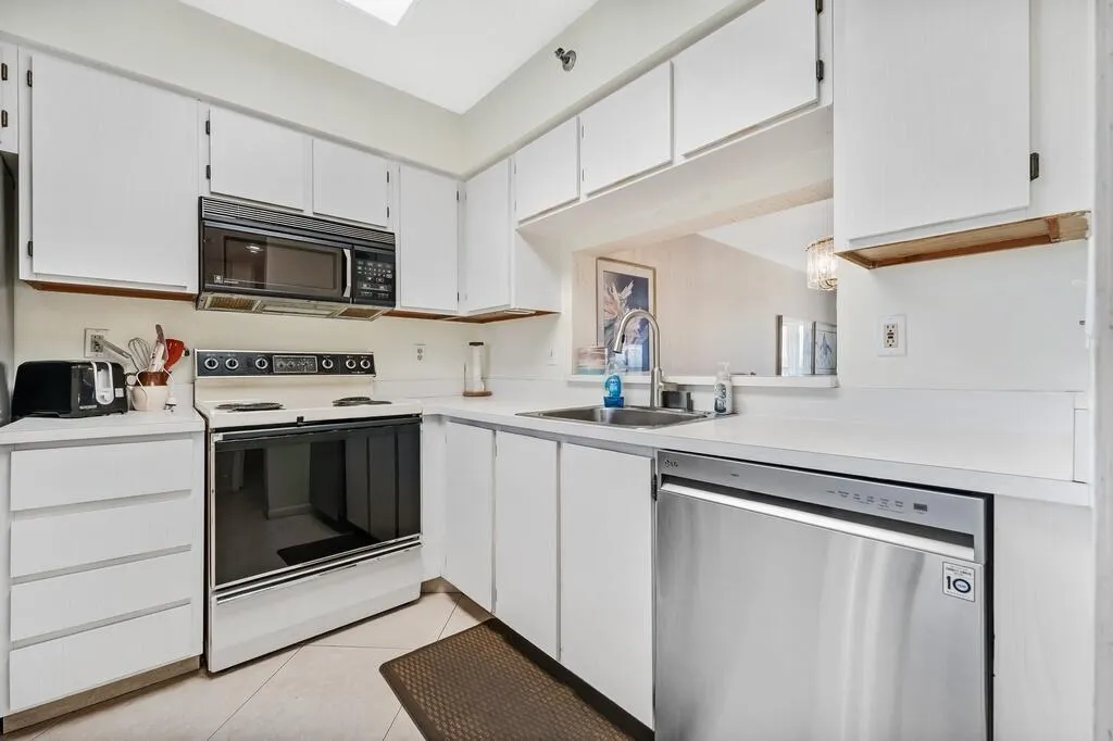 7260 KINGHURST Drive #502