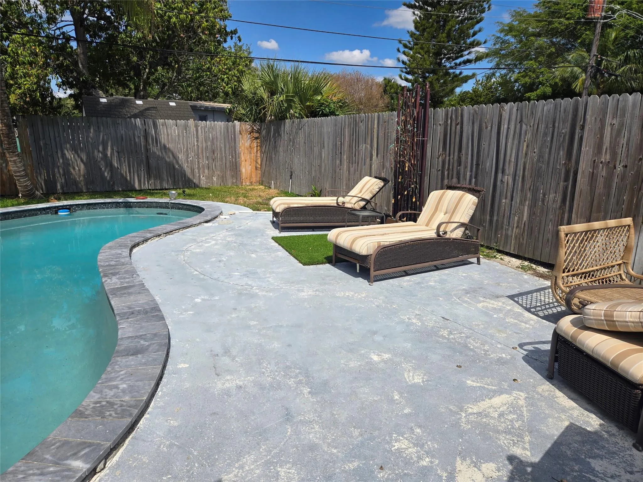 5241 NE 15TH Terrace