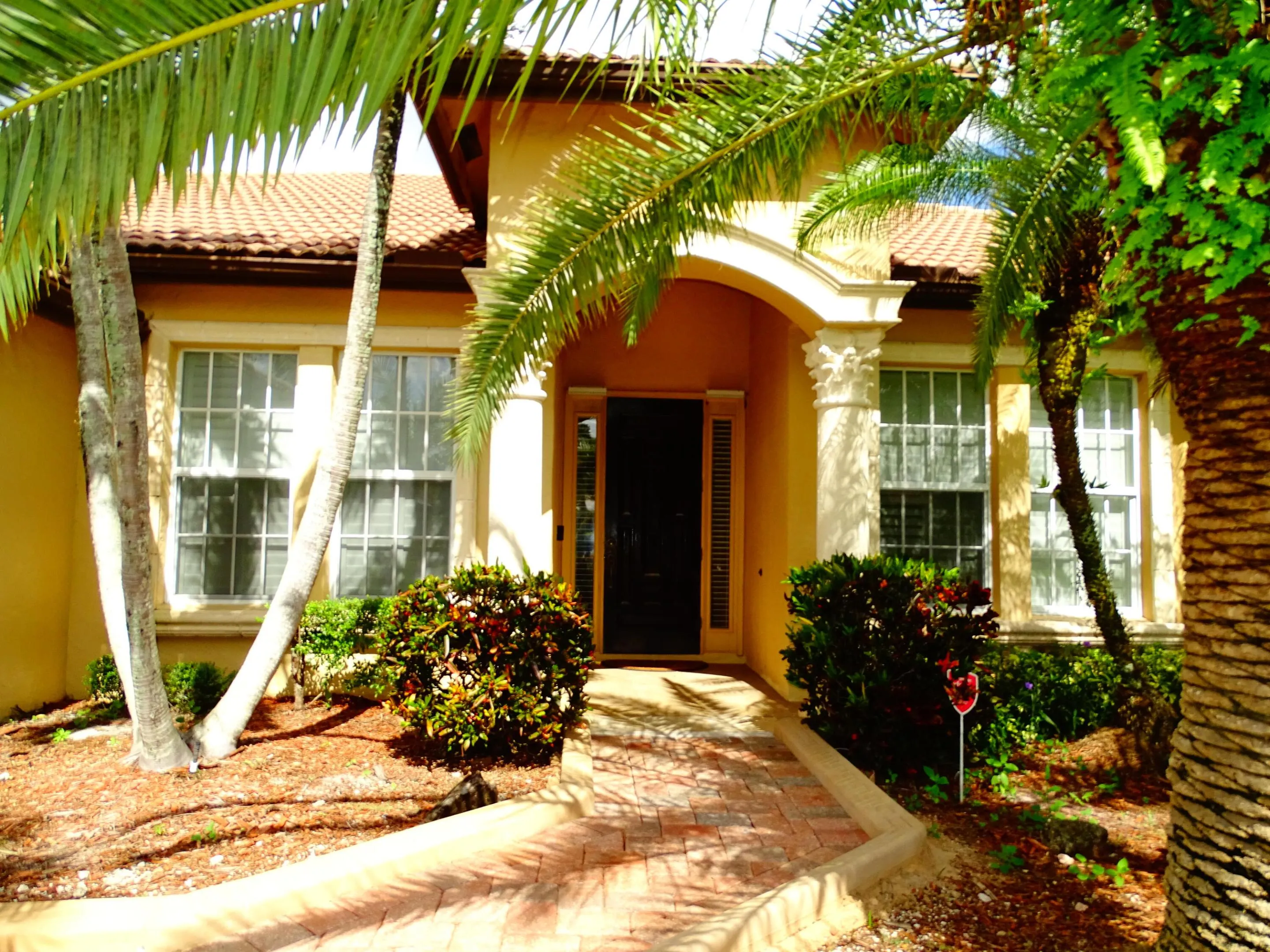 854 SW SAINT TROPEZ Court