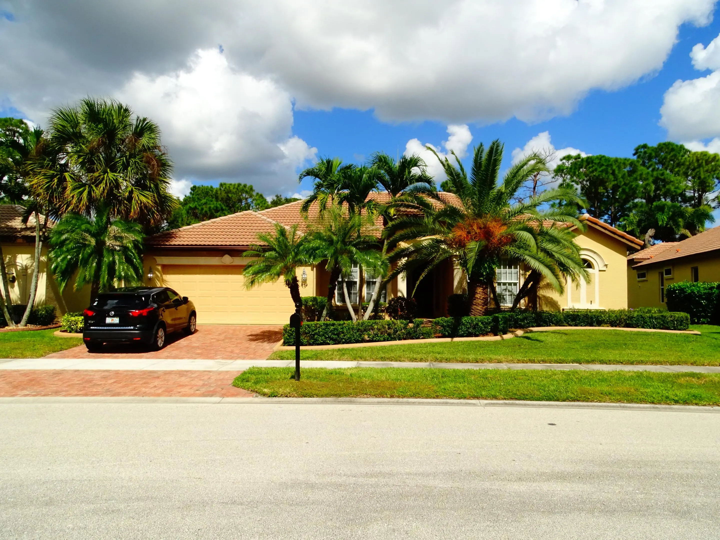 854 SW SAINT TROPEZ Court