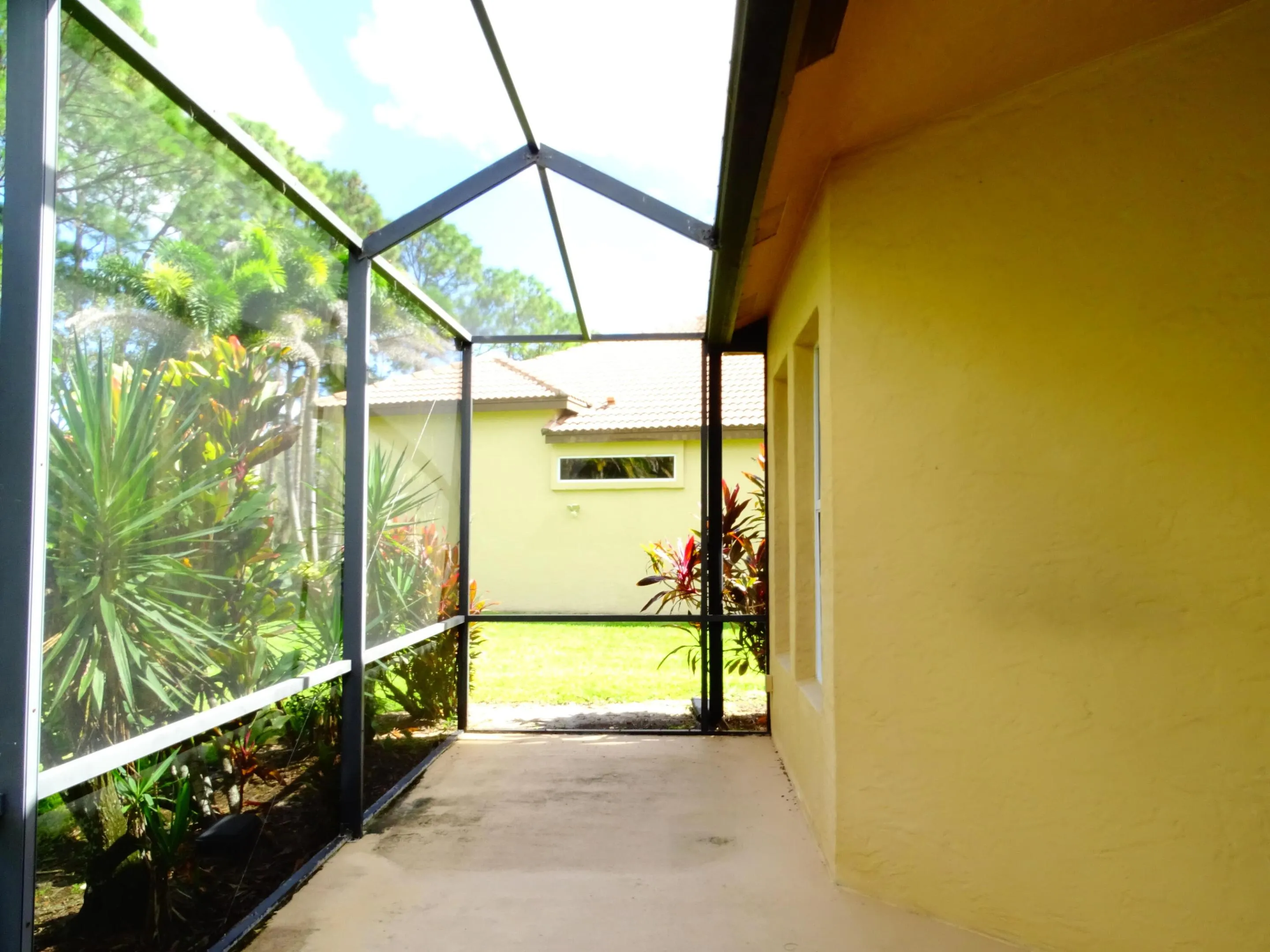 854 SW SAINT TROPEZ Court