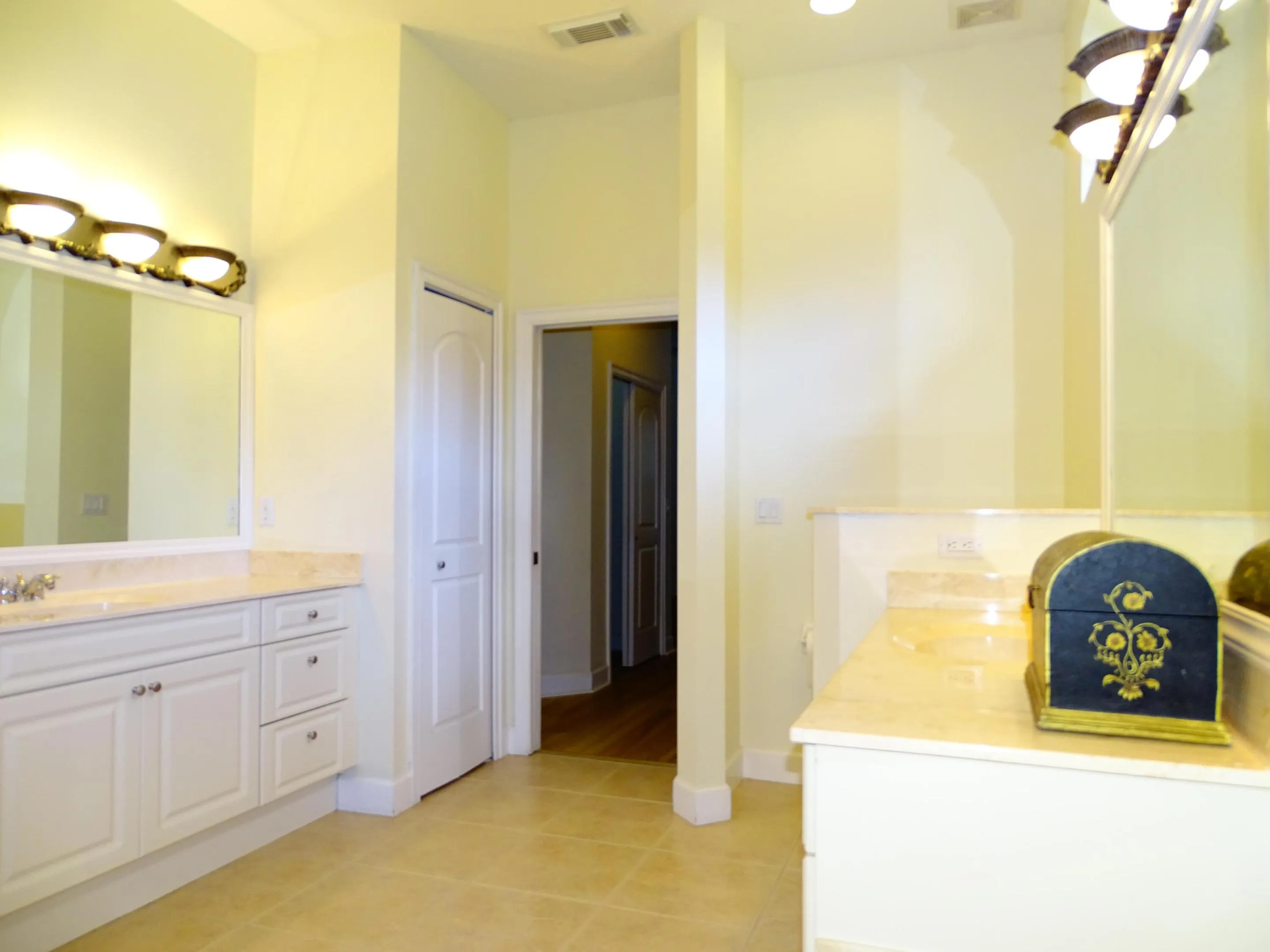 854 SW SAINT TROPEZ Court