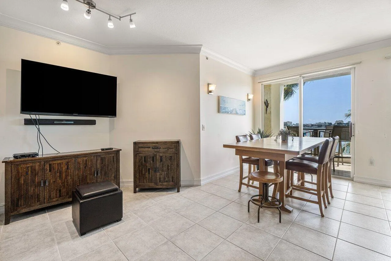 806 E WINDWARD Way #301