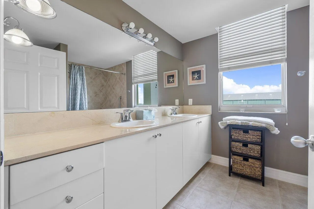 806 E WINDWARD Way #301