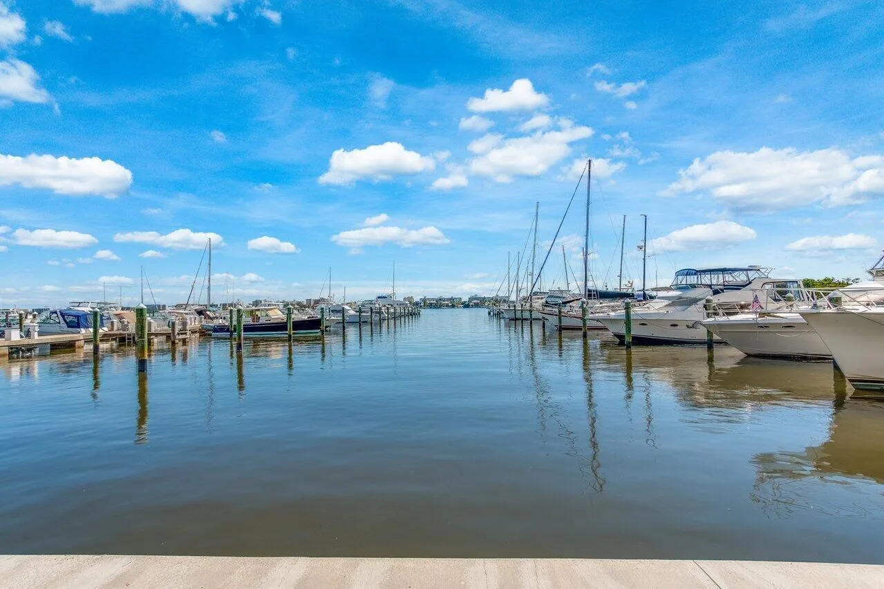 806 E WINDWARD Way #301