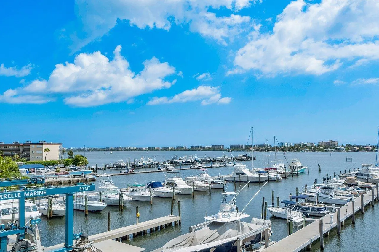 806 E WINDWARD Way #301
