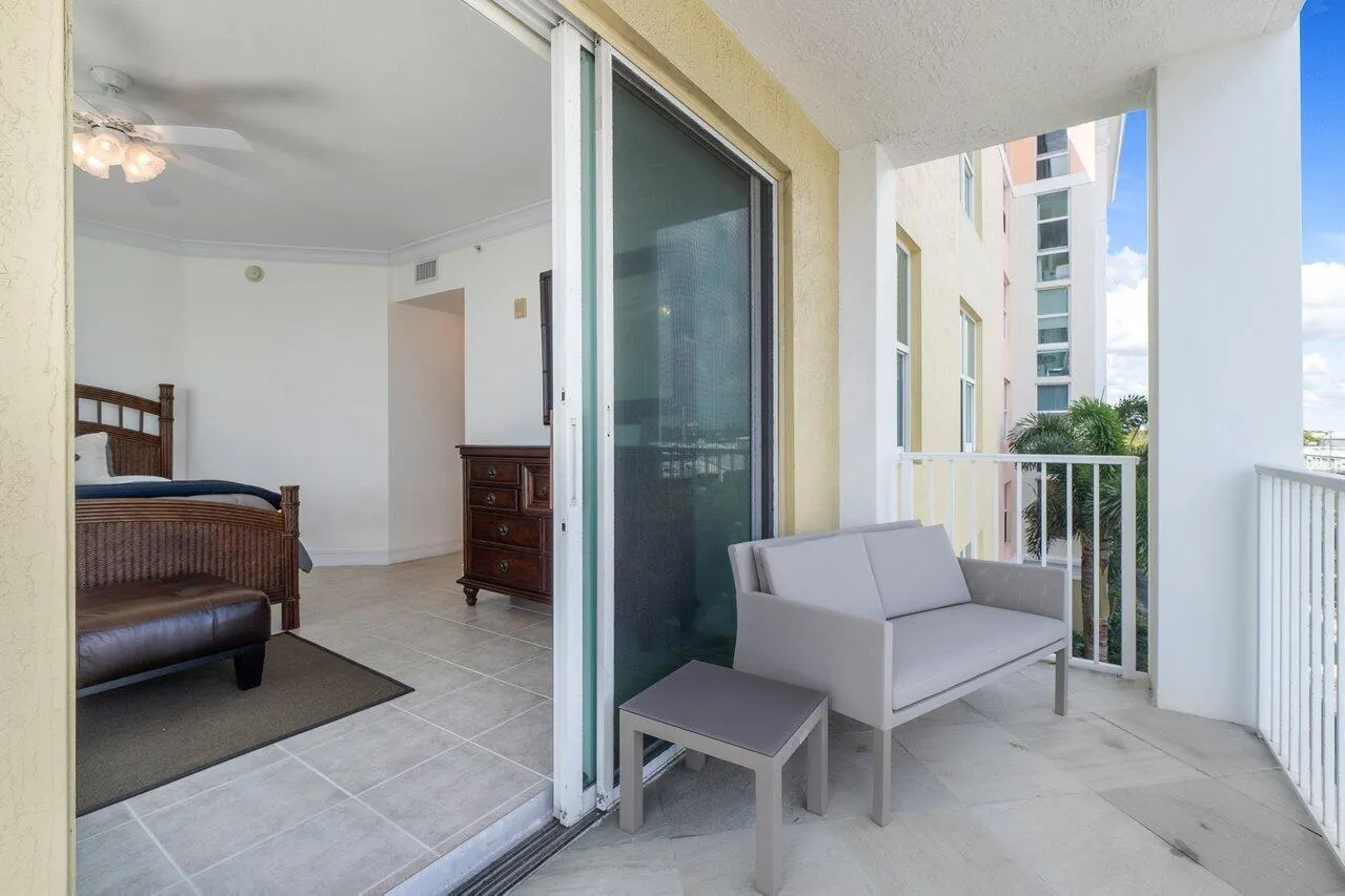 806 E WINDWARD Way #301