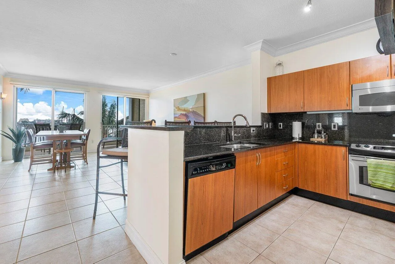 806 E WINDWARD Way #301
