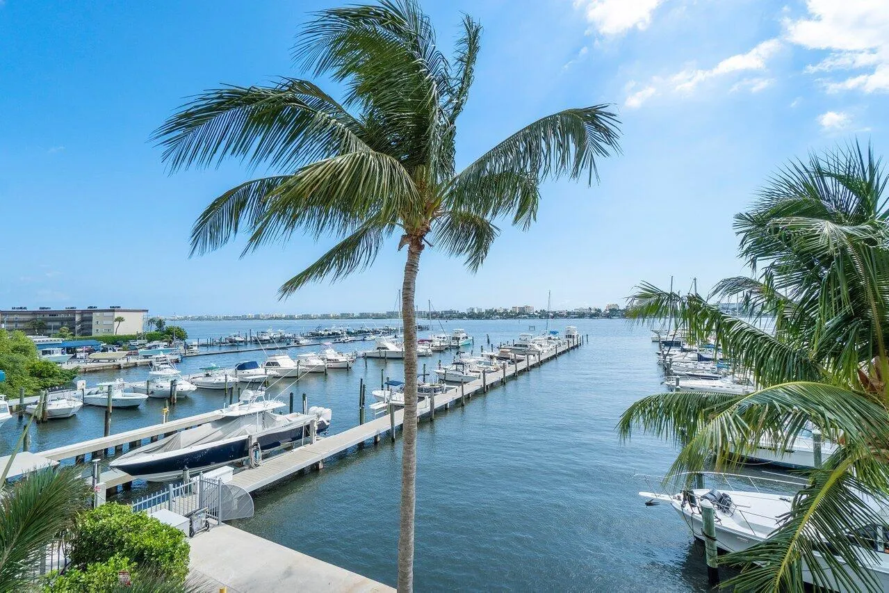 806 E WINDWARD Way #301