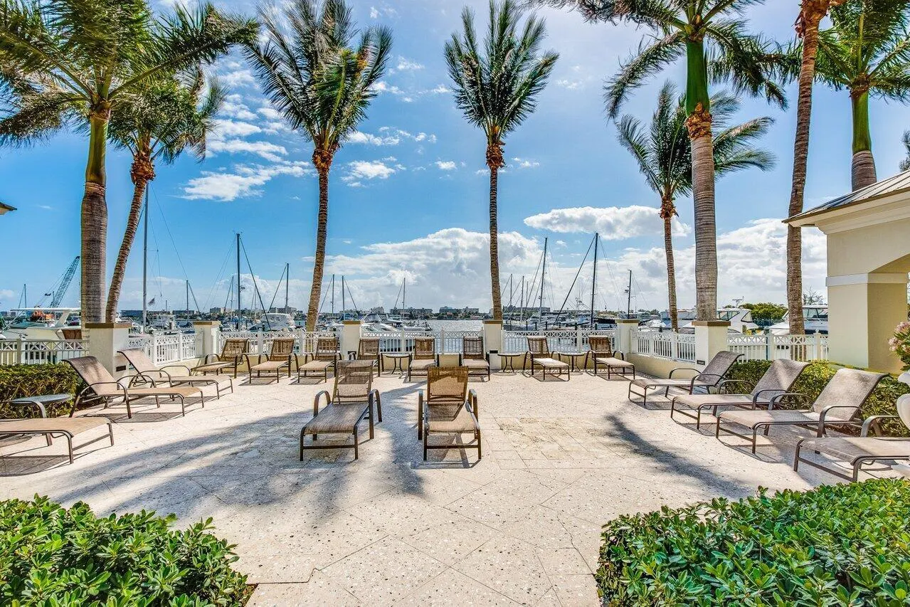 806 E WINDWARD Way #301