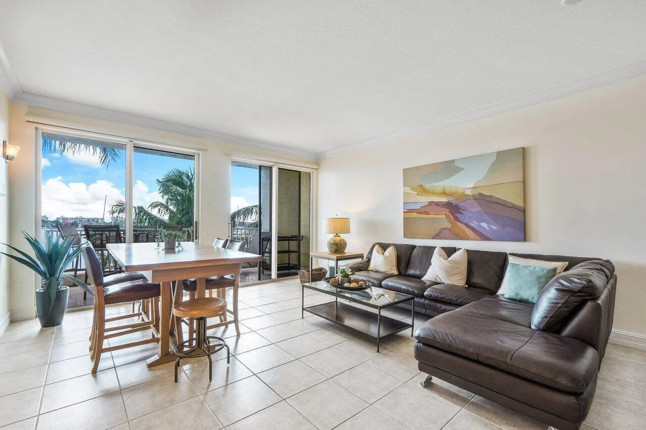 806 E WINDWARD Way #301
