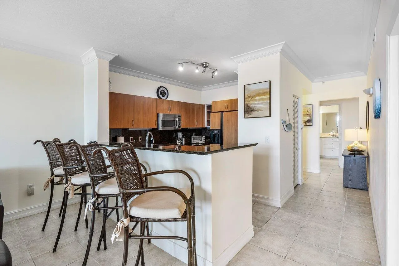 806 E WINDWARD Way #301