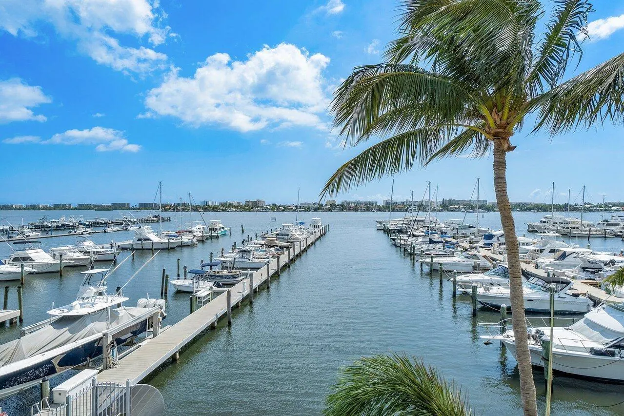 806 E WINDWARD Way #301