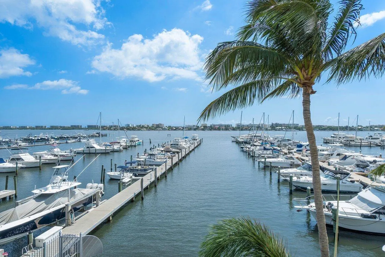 806 E WINDWARD Way #301