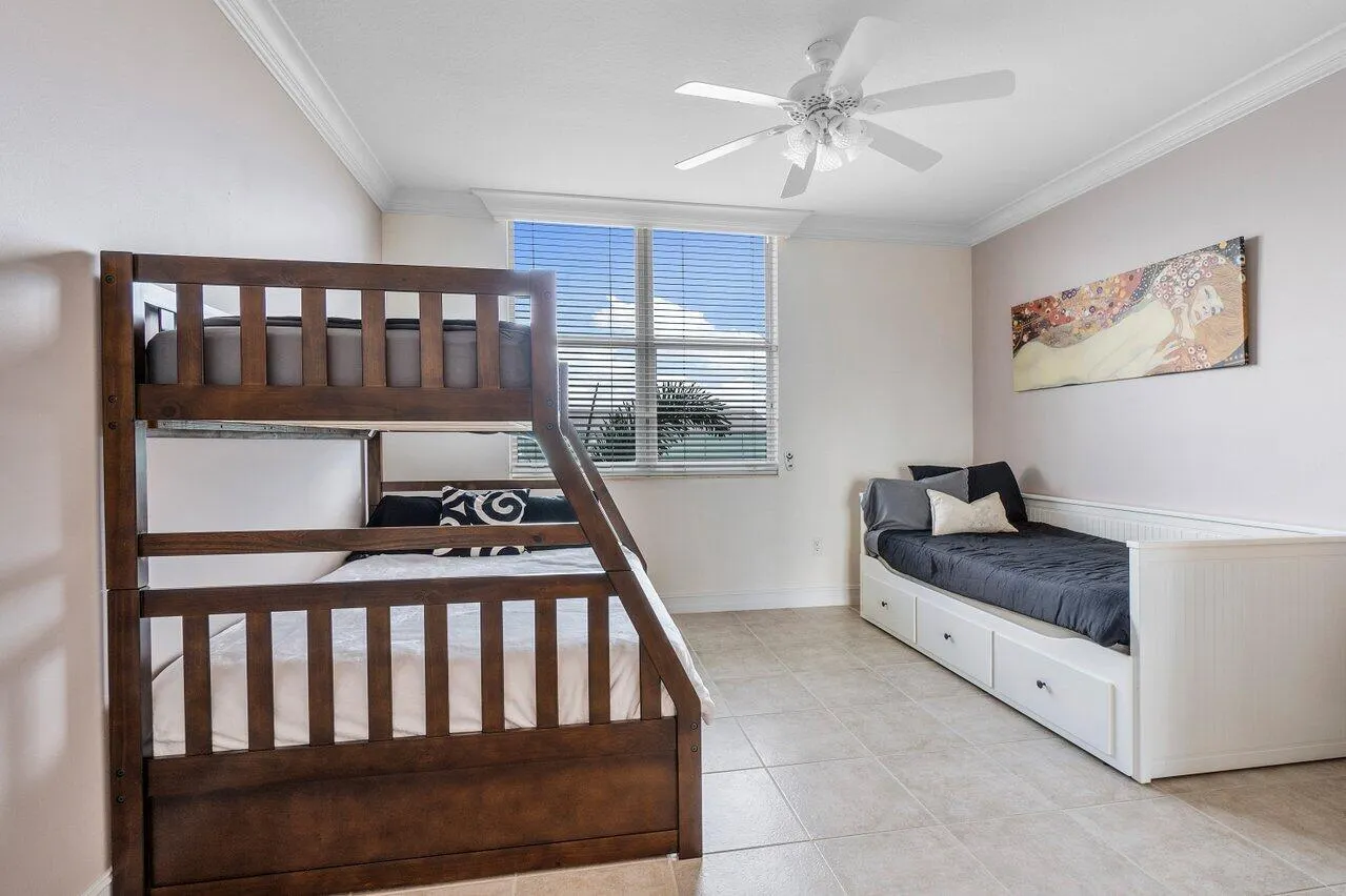 806 E WINDWARD Way #301