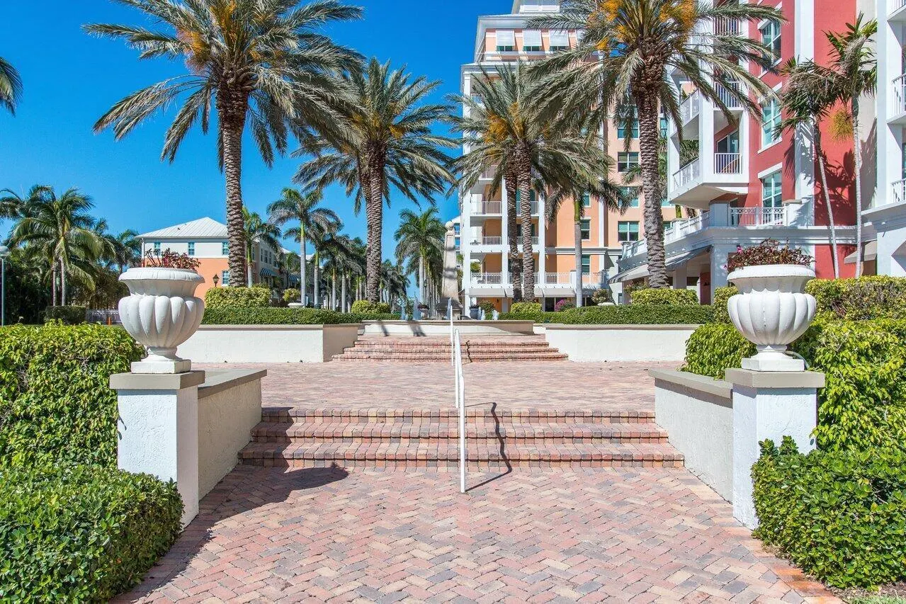 806 E WINDWARD Way #301