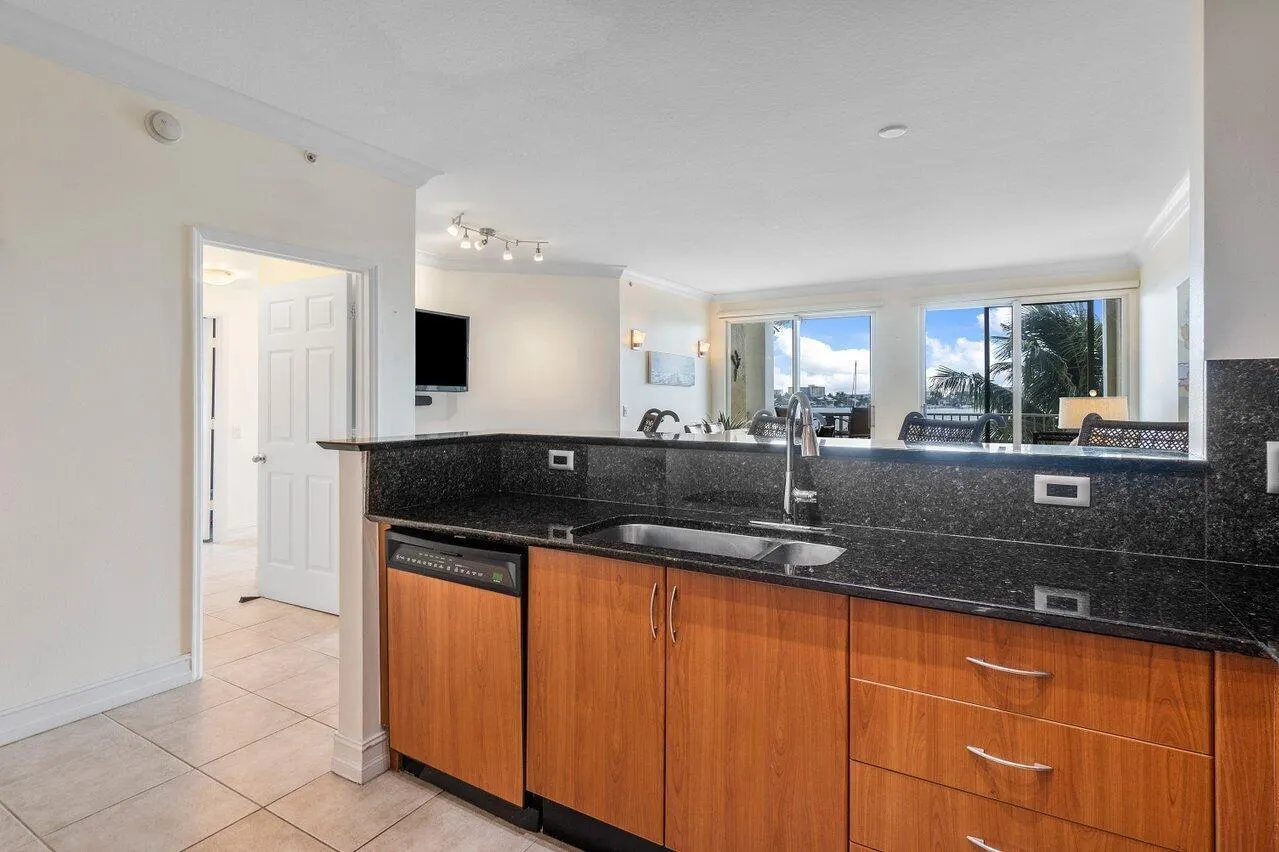 806 E WINDWARD Way #301