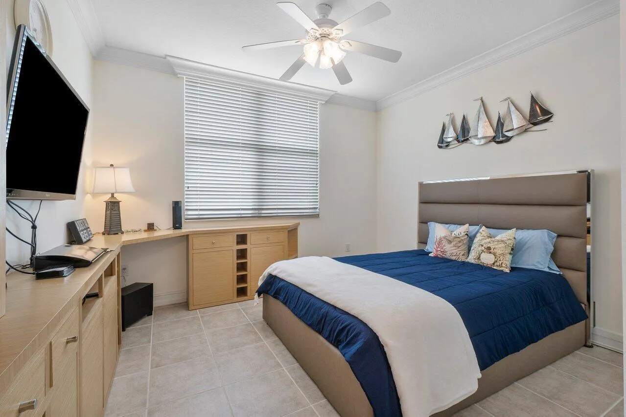 806 E WINDWARD Way #301