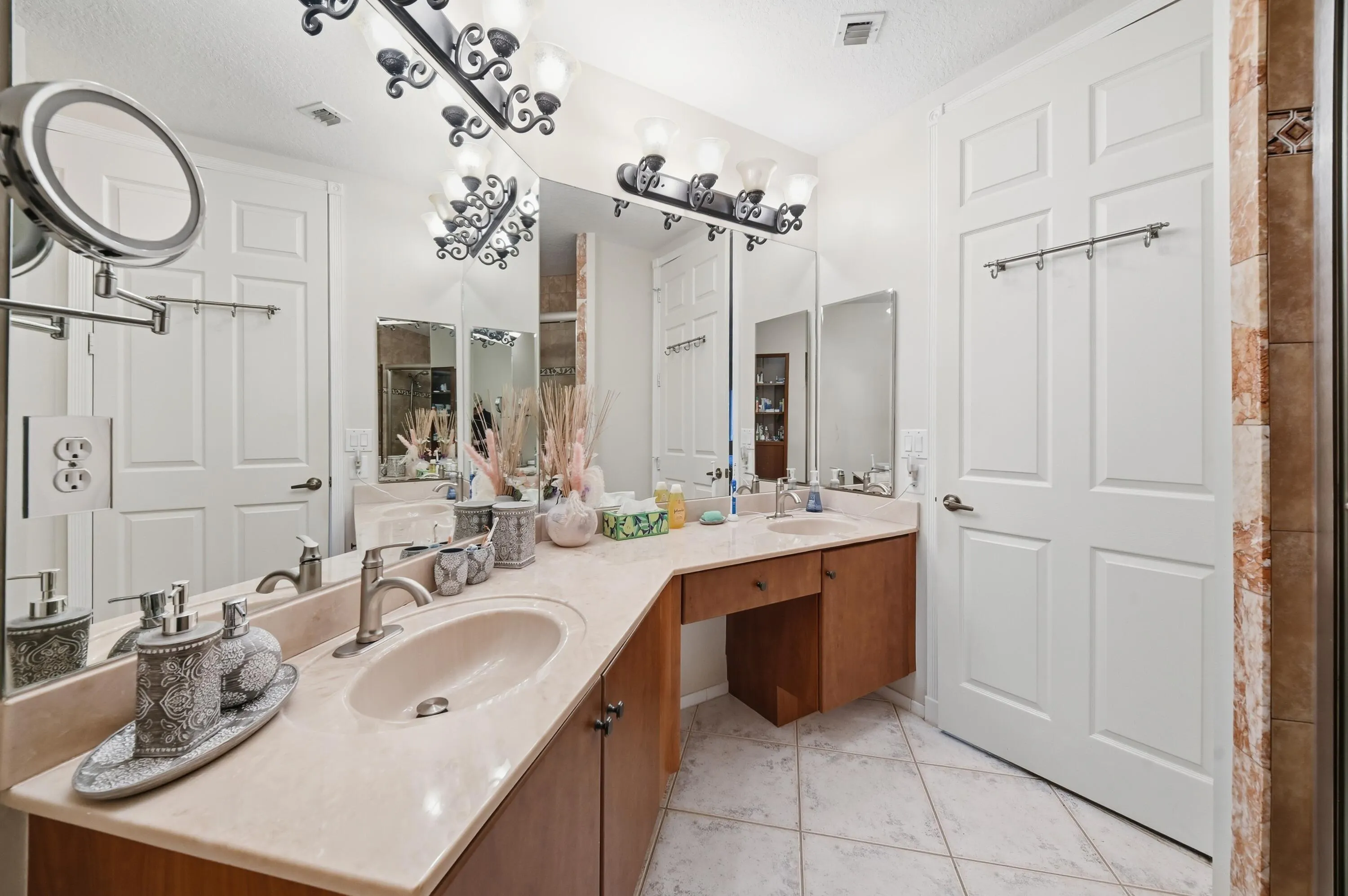 7986 EXETER Boulevard W #101