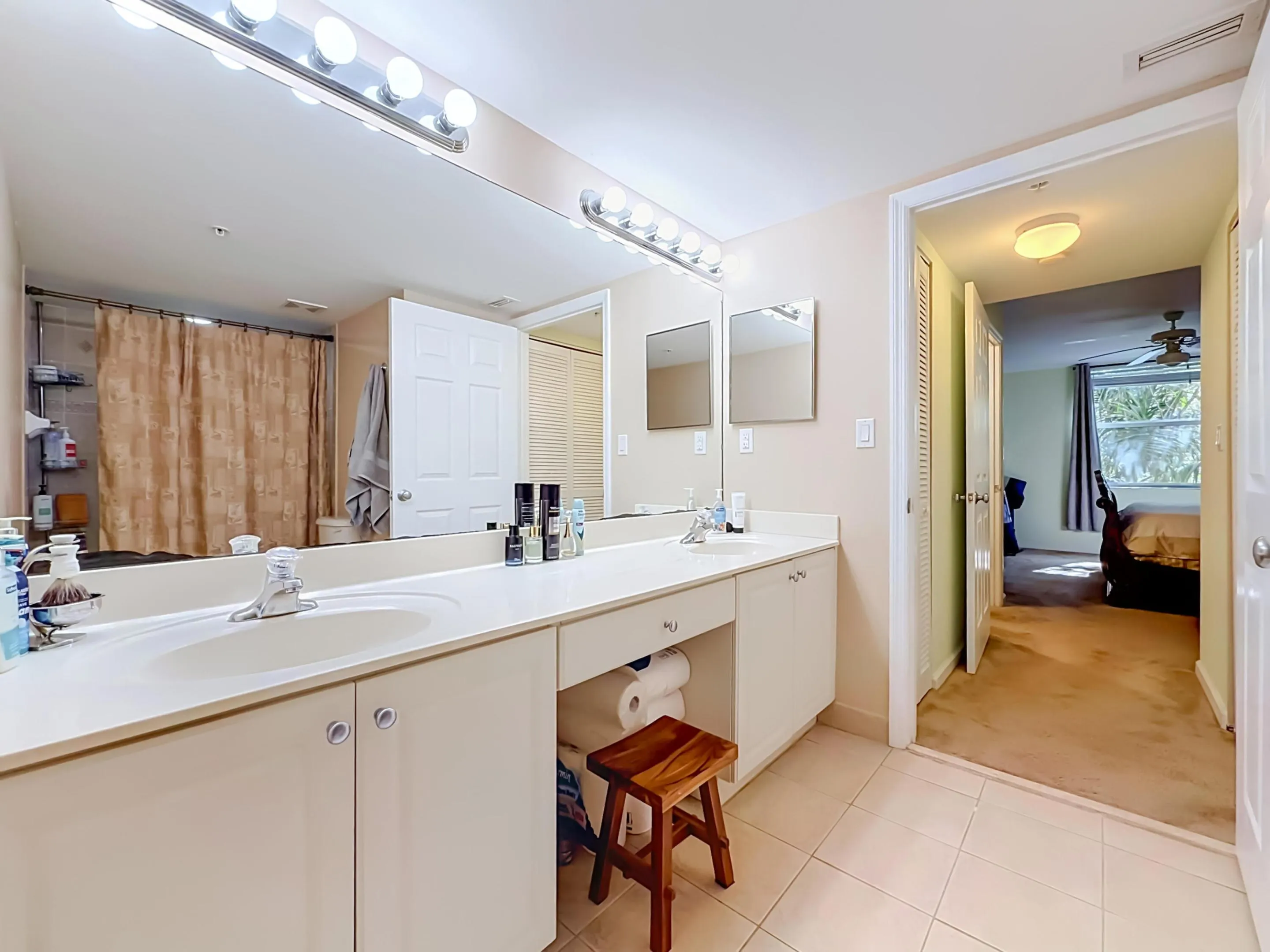 519 E SHERIDAN Street #4042