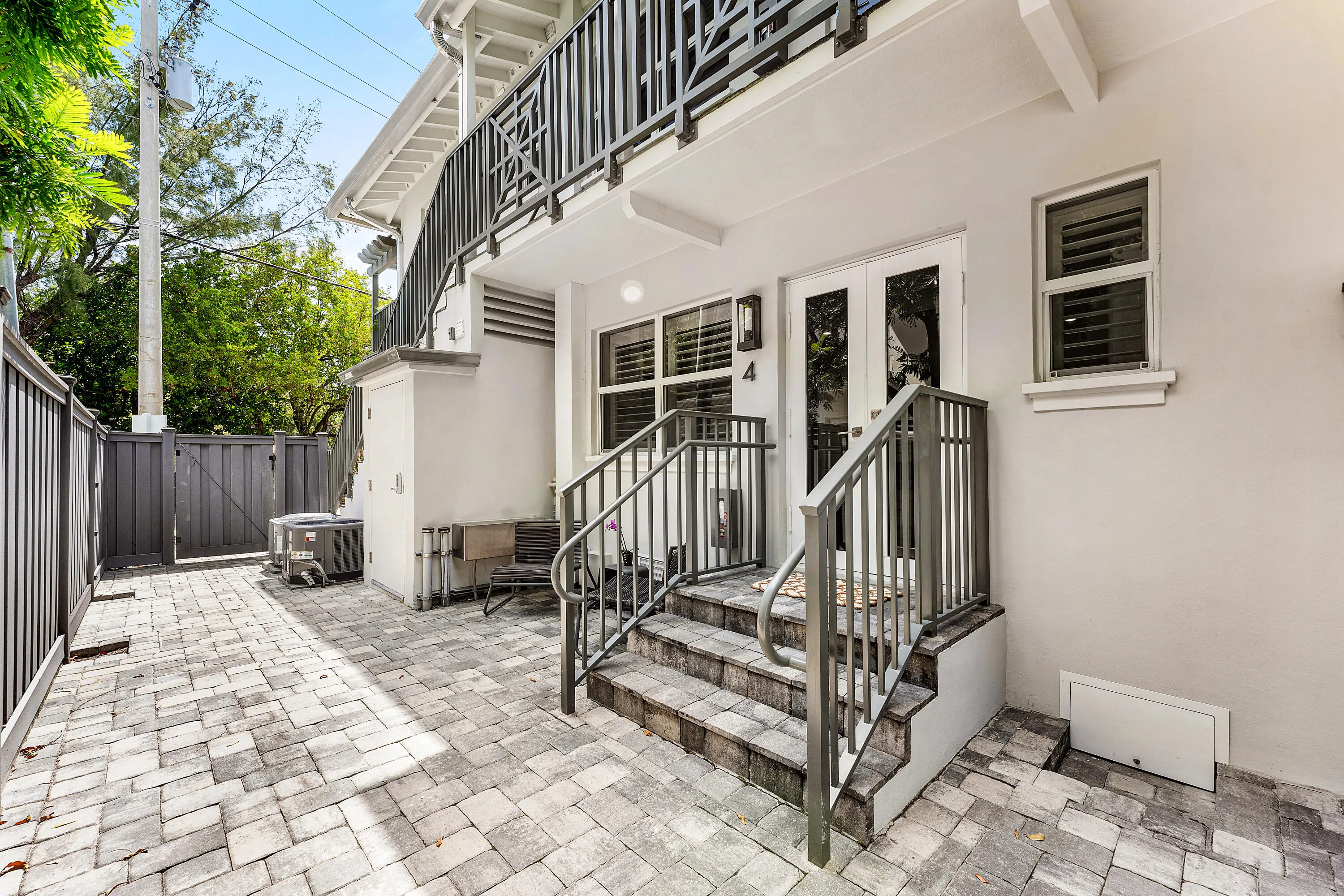 1025 Casuarina Road #4