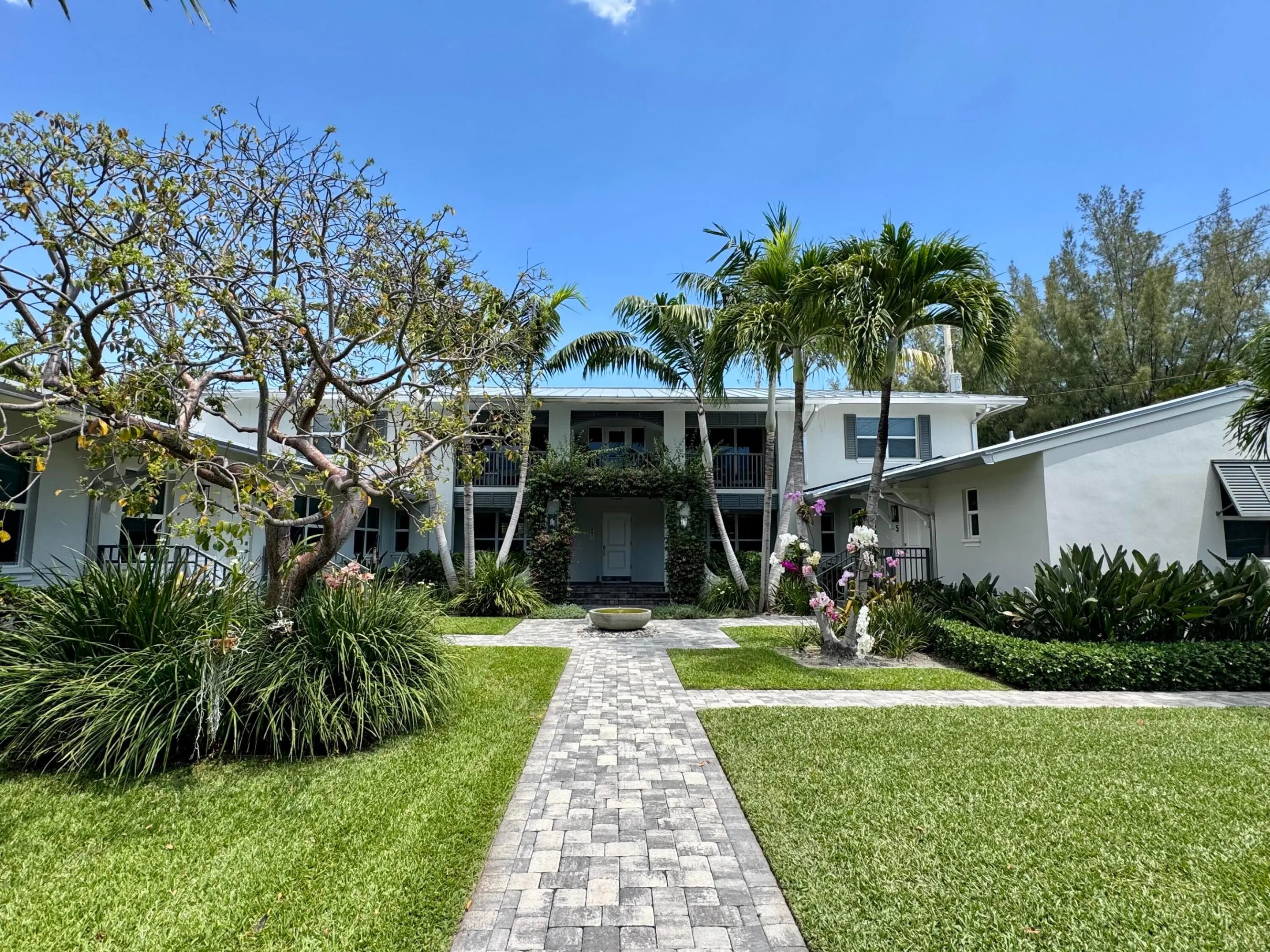 1025 Casuarina Road #4