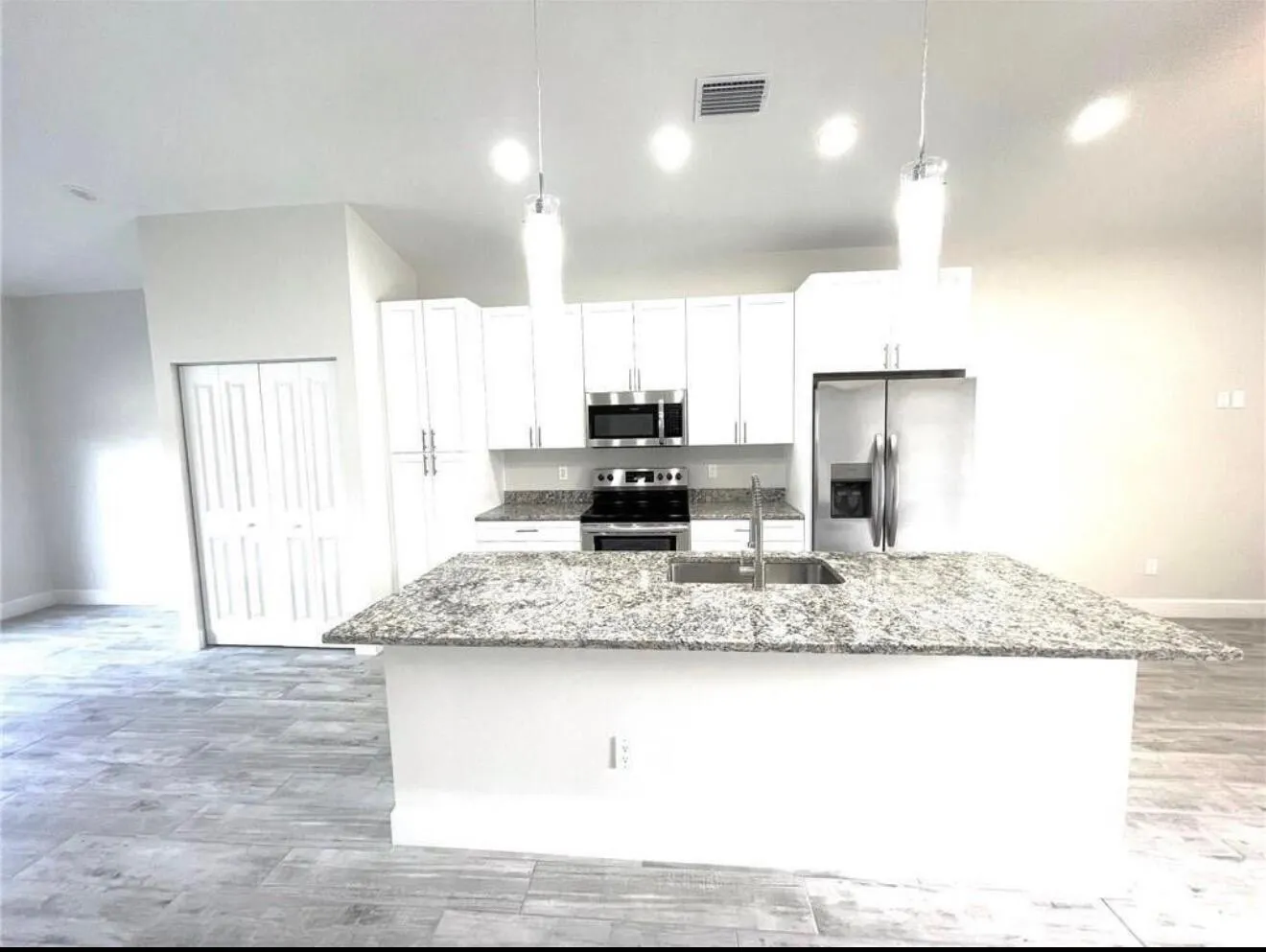 1530 W 26th Court