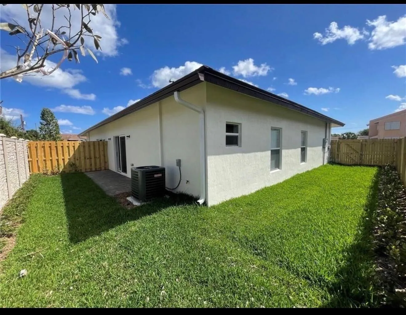 1530 W 26th Court