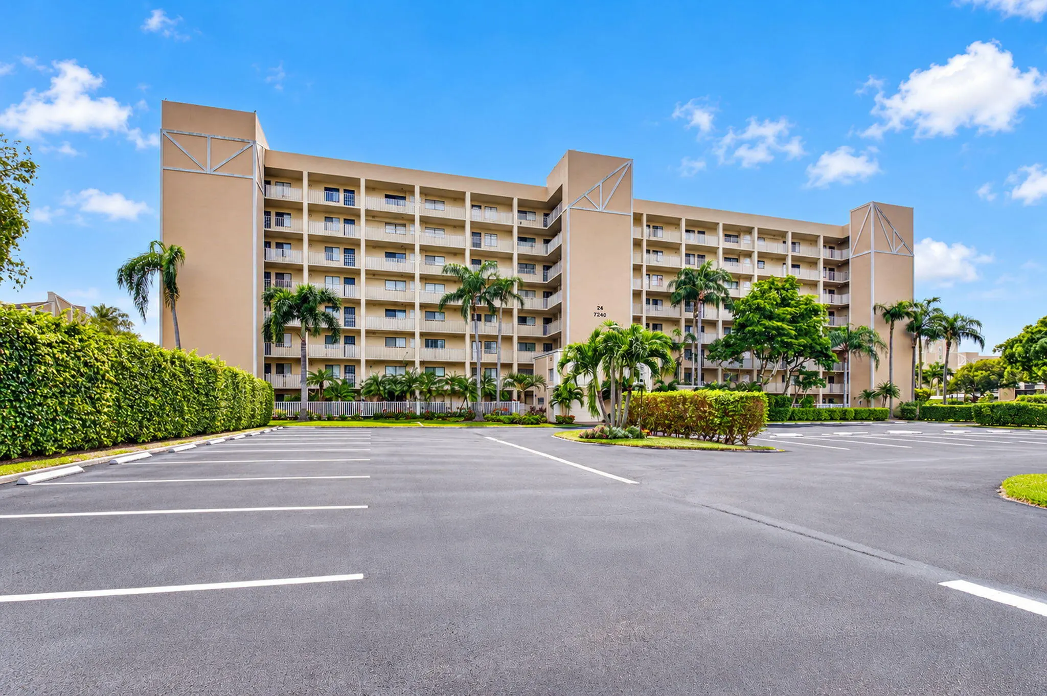 7240 Huntington Lane #806