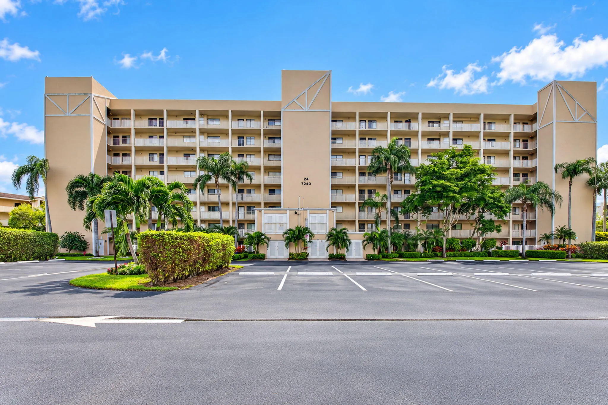 7240 Huntington Lane #806